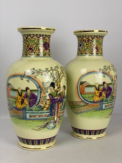  Paire de vases balustres en porcelaine polychrome à décor de geisha sur fond de...