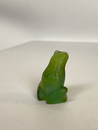  LALIQUE France Sujet grenouille en cristal moulé-pressé vert H. : 5.5 cm On joint...