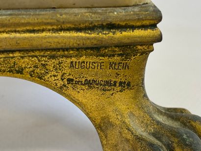  Auguste Klein Jardinière en bronze doré, émail et onyx de forme rectangulaire dont...