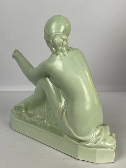  Louis FONTINELLE (1886-1964) Faïence polychrome représentant une femme dénudée et...