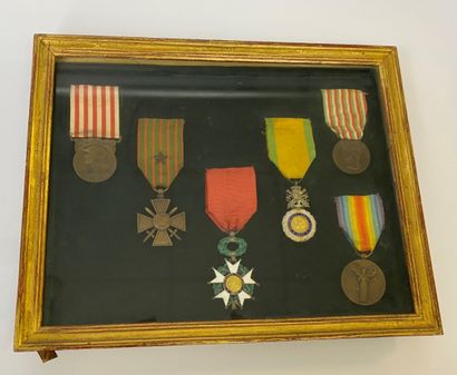 Cadre avec 6 médailles décoratives dont légion...