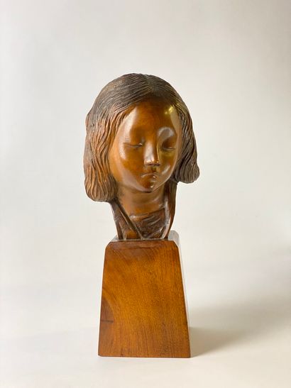 Tête de femme sculptée en bois. Inscription au dessous "Ste Fabienne, 1928, Toulouse"...
