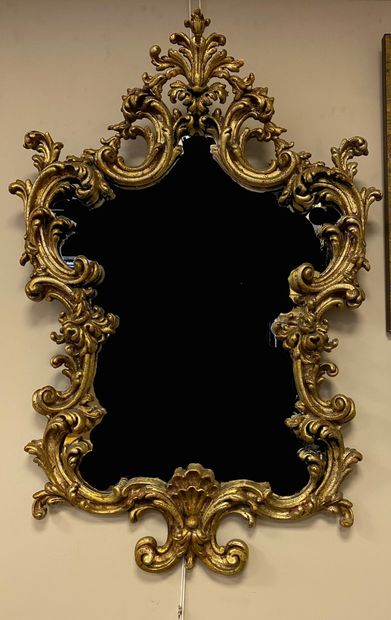  Grand miroir mouvementé en bois et composition...