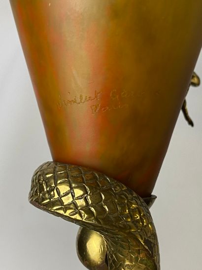  Vincent GARNIER Paris. Lampe en bronze doré, le fût figurant un serpent enroulé...