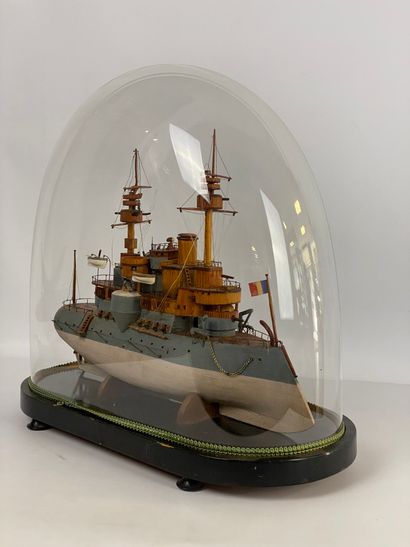  Maquette de bateau présentée sous globe H (hors globe) : 28 cm - (avec globe) :...