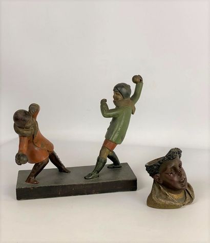  Groupe sculpté en métal patiné polychrome figurant deux enfants jouant avec des...