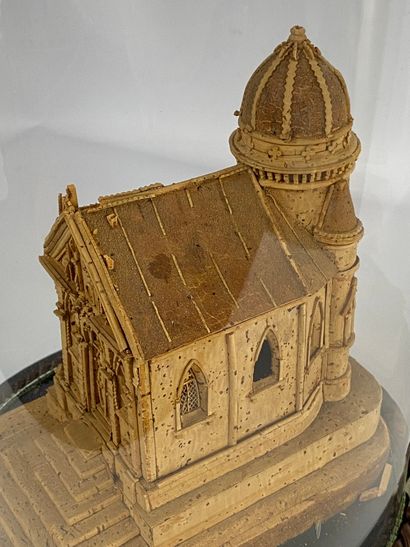  Maquette d'église réalisée en liège et présentée sous globe, socle en bois noirci...