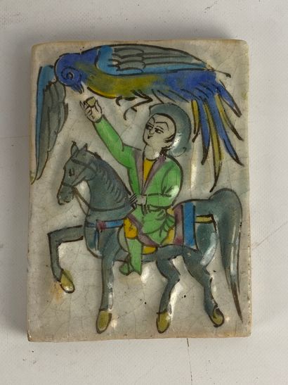  Carreau sur tuile à décor émaillé polychrome figurant un cavalier et un oiseau Iran,...