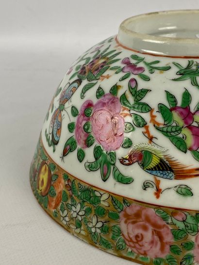  Ceramic bowl, in the Canton style China Decorated with flowers and butterflies (small...