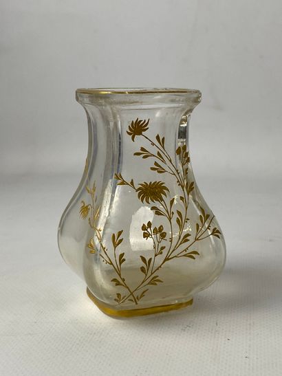 Small soliflore vase with a vantua body and...