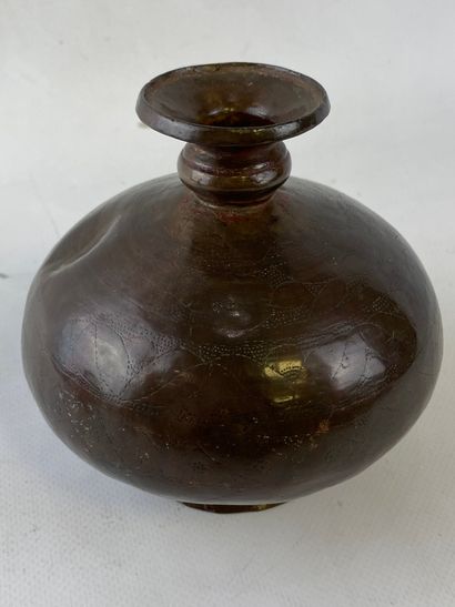  Bidri en alliage cuivreux Inde, XVIII-XIXème siècle (chocs) Hauteur : 13 cm ; Diamètre...