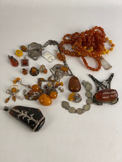  Small batch of costume jewelry in amber and composition