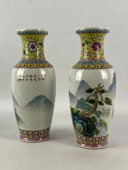  Paire de vases balustre en porcelaine et émaux dans le goût de la famille rose Chine,...