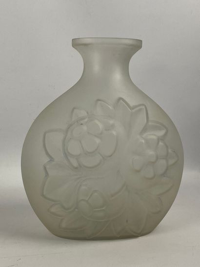  BELGIQUE. Vase à panse méplate et col évasé en verre moulé-pressé à décor floral...