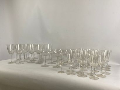  BACCARAT Partie de service de verres en cristal taillé comprenant : - 14 verres...
