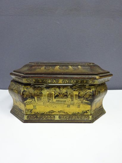  NAPOLEON III LACQUERED WOODEN BOX IN THE ASIAN STYLE Decorated with court scenes...