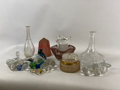  Lot of glassware including : - DAUM France Small crystal vase with stretched edges...