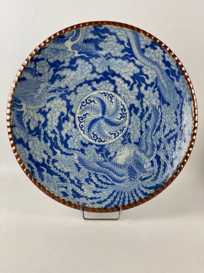 LARGE WHITE BLUE CERAMIC PLAT Japan, modern work Dragon and phoenix decoration....