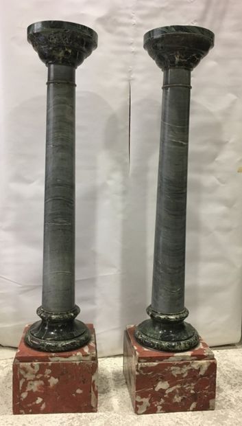 Pair of Doric columns in travertine, grey-green...