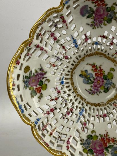 MEISSEN Corbeille ajourée en porcelaine à décor floral polychrome et filets dorés...