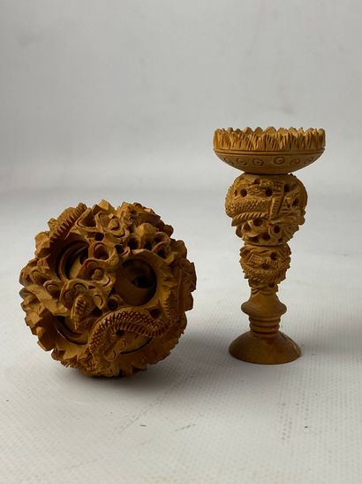  Finely carved wooden Canton ball China, 20th century (accidents) H: 13 cm