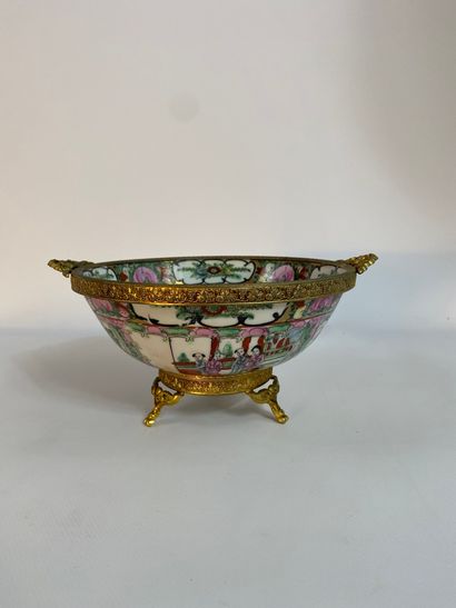 POLYCHROME PORCELAIN CUP IN THE GOUT OF A...