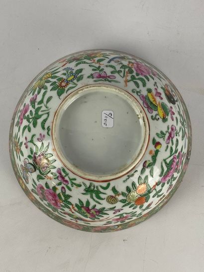  Ceramic bowl, in the Canton style China Decorated with flowers and butterflies (small...