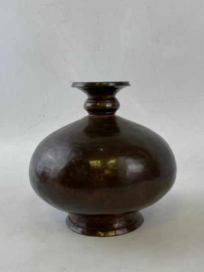  Bidri en alliage cuivreux Inde, XVIII-XIXème siècle (chocs) Hauteur : 13 cm ; Diamètre...
