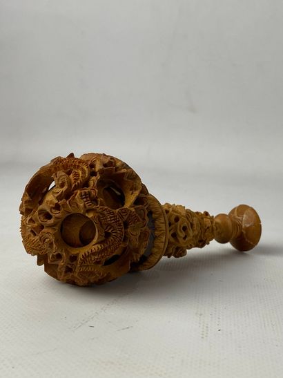  Finely carved wooden Canton ball China, 20th century (accidents) H: 13 cm