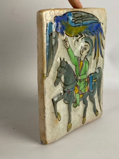  Carreau sur tuile à décor émaillé polychrome figurant un cavalier et un oiseau Iran,...