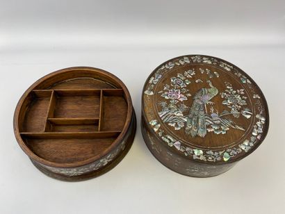  [X] ROUND WOODEN BOX WITH NACRE INCRUSTATION Vietnam On the outside it is decorated...