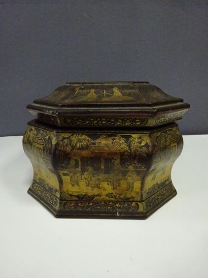  NAPOLEON III LACQUERED WOODEN BOX IN THE ASIAN STYLE Decorated with court scenes...