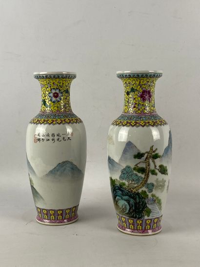  Paire de vases balustre en porcelaine et émaux dans le goût de la famille rose Chine,...