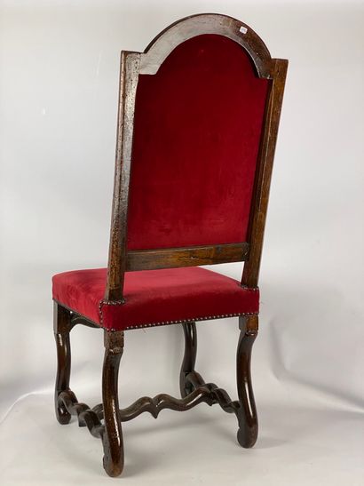  Lot de deux chaises en bois mouluré et sculpté, l'une de style Louis XV, l'autre...
