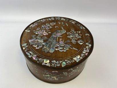 [X] ROUND WOODEN BOX WITH NACRE INCRUSTATION...