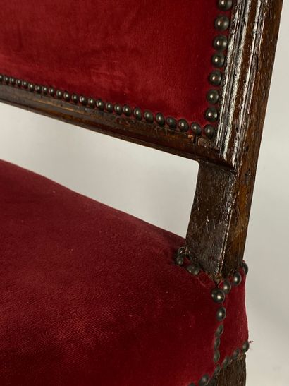  Lot de deux chaises en bois mouluré et sculpté, l'une de style Louis XV, l'autre...