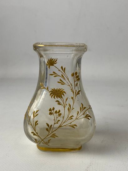  Petit vase soliflore à panse vantrue et col ourlé à décor floral émaillé doré H...