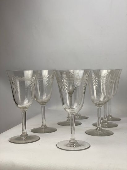  Part of a service of engraved crystal glasses including : - 8 wine glasses - 4 goblets...