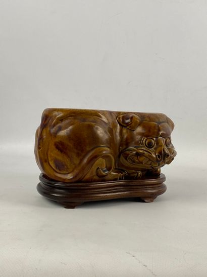  Subject representing a stylized dog of Fô in ochre enamelled terra cotta Wooden...