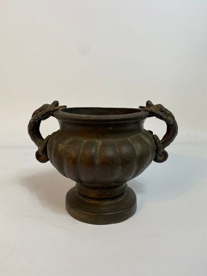  VASE EN BRONZE A PATINE BRUNE Chine, début du XIXème siècle Vase en bronze à patine...