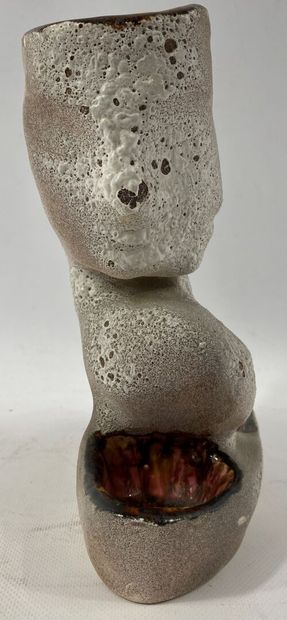  VALLAURIS 
Sculpture figurant un visage de femme de profil en grès émaillé, la base...