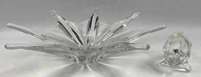  Coupe en cristal à bords étirés 
On joint un sujet Poisson en cristal moulé 
Diam...