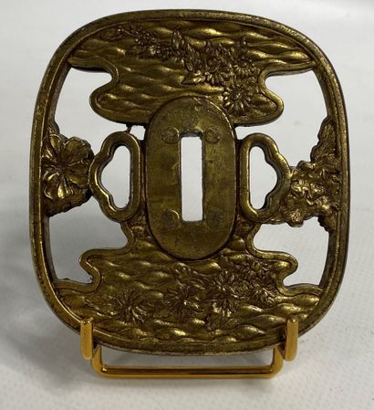  JAPON 
Grand tsuba en bronze doré ajouré à décor de crabes et de fleurs 
8,5 x 8...