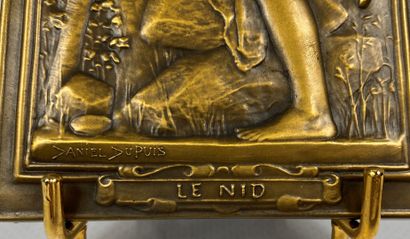  Daniel DUPUIS (1849-1899) 
Le nid 
Plaque en bronze à patine dorée, titrée et signée...