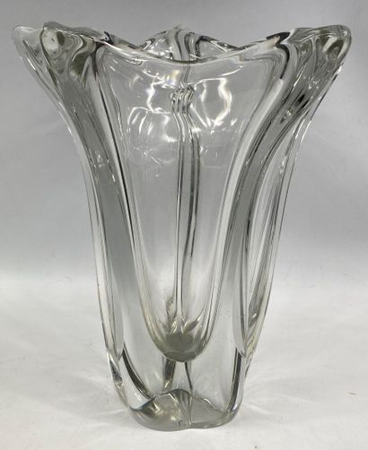  DAUM France 
Vase en cristal à bords étirés polylobé 
Signé sur la base 
H : 30...