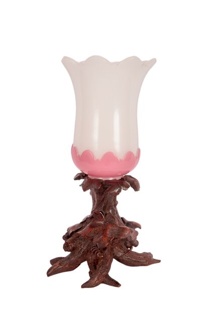  Coupe de forme tulipe en verre opalin blanc et rose posant sur un socle en bois...
