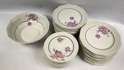  LIMOGES 
Parties de service de tables divers en porcelaine à décor floral comprenant...