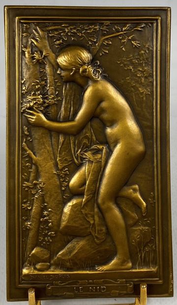  Daniel DUPUIS (1849-1899) 
Le nid 
Plaque en bronze à patine dorée, titrée et signée...