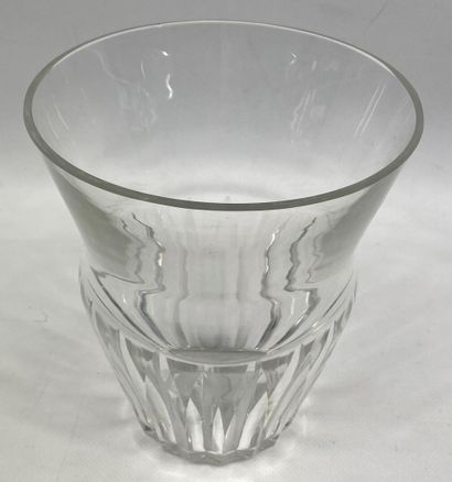  BACCARAT 
Vase en cristral taillé légèrement évasé 
H : 18 cm