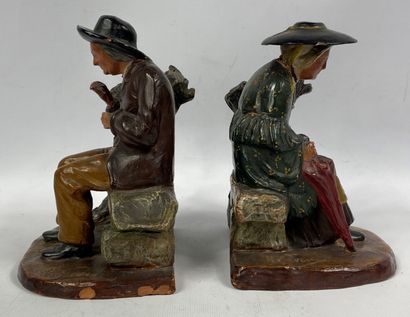  Deux sujets en terre cuite polychrome sculptée figurant un couple de paysans 
19...